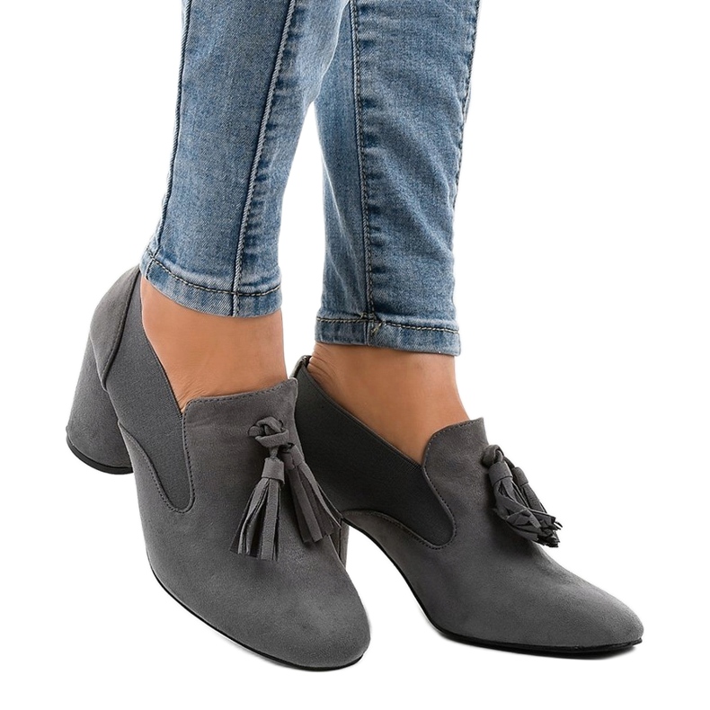 Escarpins en daim gris sur le montant LL-97P 1