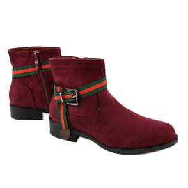 Bottes en daim marron sur le poteau avec une boucle 6119 rouge 2