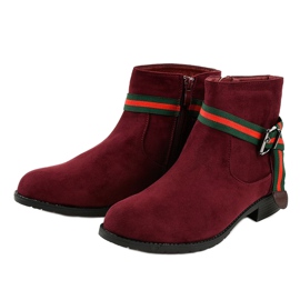 Bottes en daim marron sur le poteau avec une boucle 6119 rouge 3