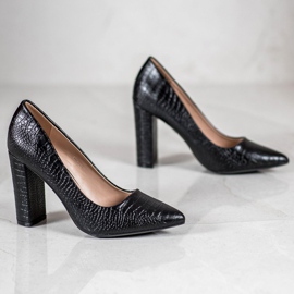 Diamantique Pompes sur un pilier noir 1