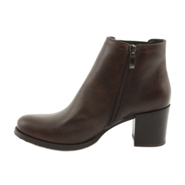 Gamis Bottes en cuir brun isolées 2