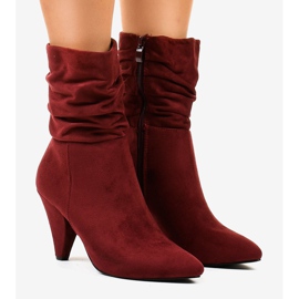 Bottes en daim marron sur le poteau F027 rouge 1