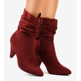 Bottes en daim marron sur le poteau F027 rouge 2