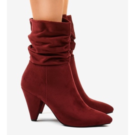 Bottes en daim marron sur le poteau F027 rouge 3