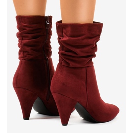 Bottes en daim marron sur le poteau F027 rouge 4