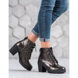 M.Daszyński Bottines métalliques sur un poteau gris 4