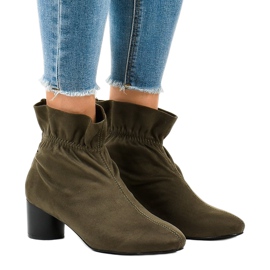 Bottines en daim vert sur le poteau JM5512M 1