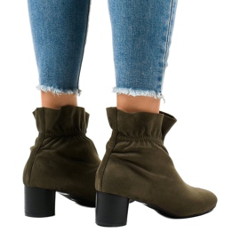 Bottines en daim vert sur le poteau JM5512M 2