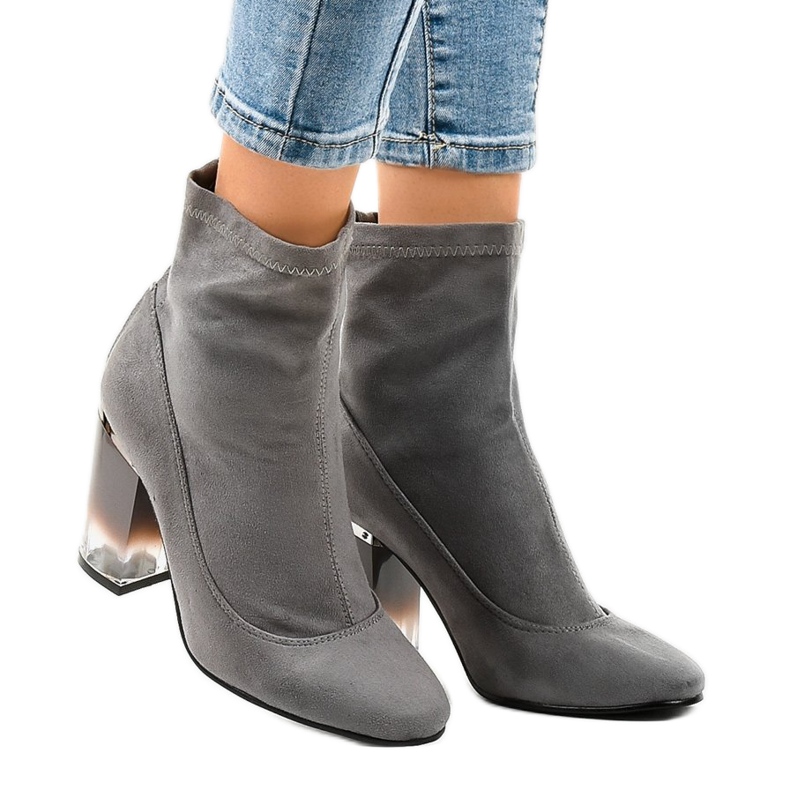 Bottes en daim gris sur le poteau H8-93 2