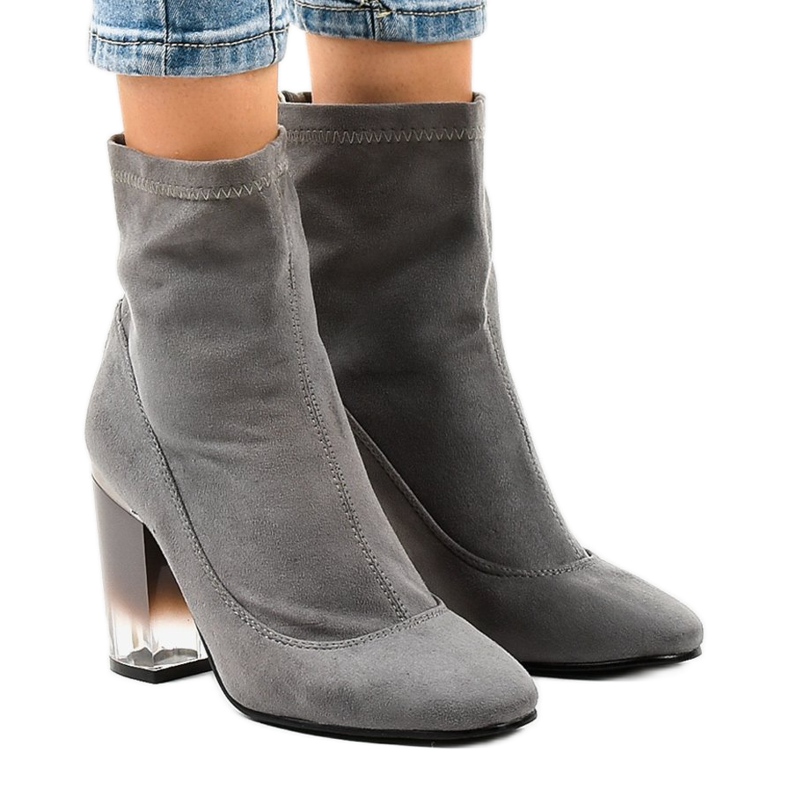 Bottes en daim gris sur le poteau H8-93 1
