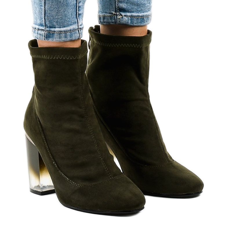 Bottines en daim vert sur le poteau H8-93 1