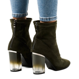 Bottines en daim vert sur le poteau H8-93 3