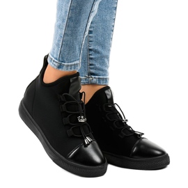 Baskets isolées noires hautes sur le coin XY-35 le noir 1