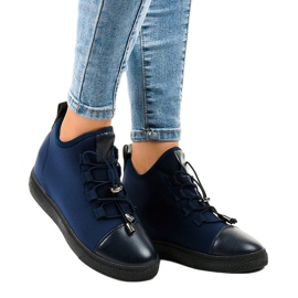 Baskets montantes isolées bleu marine avec un coin XY-35 1 Baskets montantes isolées bleu marine avec un coin XY-35 1