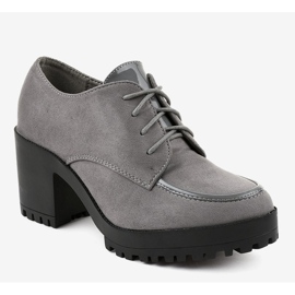 Bottes grises sur le poteau massif HQ651 1