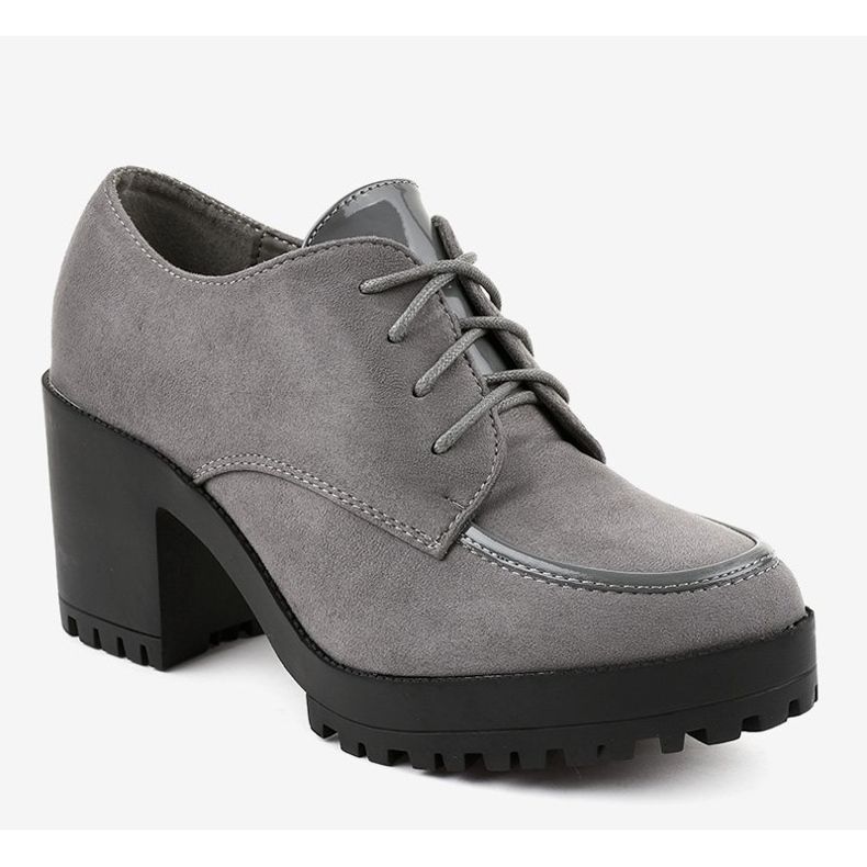 Bottes grises sur le poteau massif HQ651 1