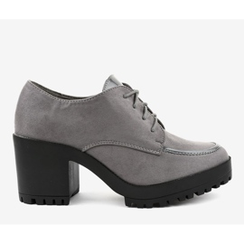 Bottes grises sur le poteau massif HQ651 2