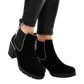 Bottes noires sur le poteau avec un élastique W357 1