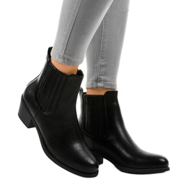 Bottines noires sur le poteau TX-3200 1