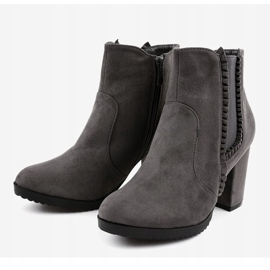 Bottes en daim gris sur le poteau A-762 2
