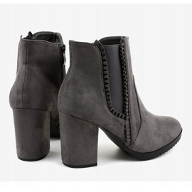 Bottes en daim gris sur le poteau A-762 3