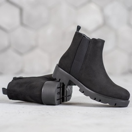 Filippo Bottes sur la plate-forme noir 2