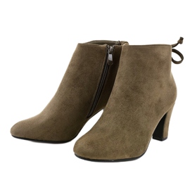 Bottines en daim vert sur le poteau W852 2