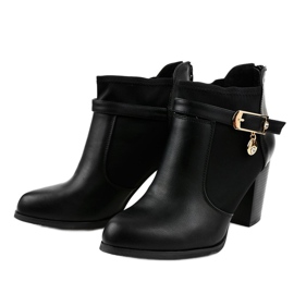 Bottes noires sur le poteau d'un pendentif en or F205 le noir 2