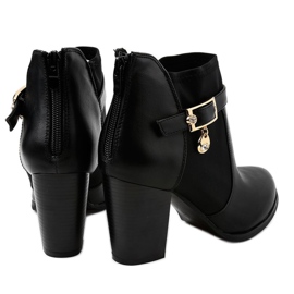 Bottes noires sur le poteau d'un pendentif en or F205 le noir 3