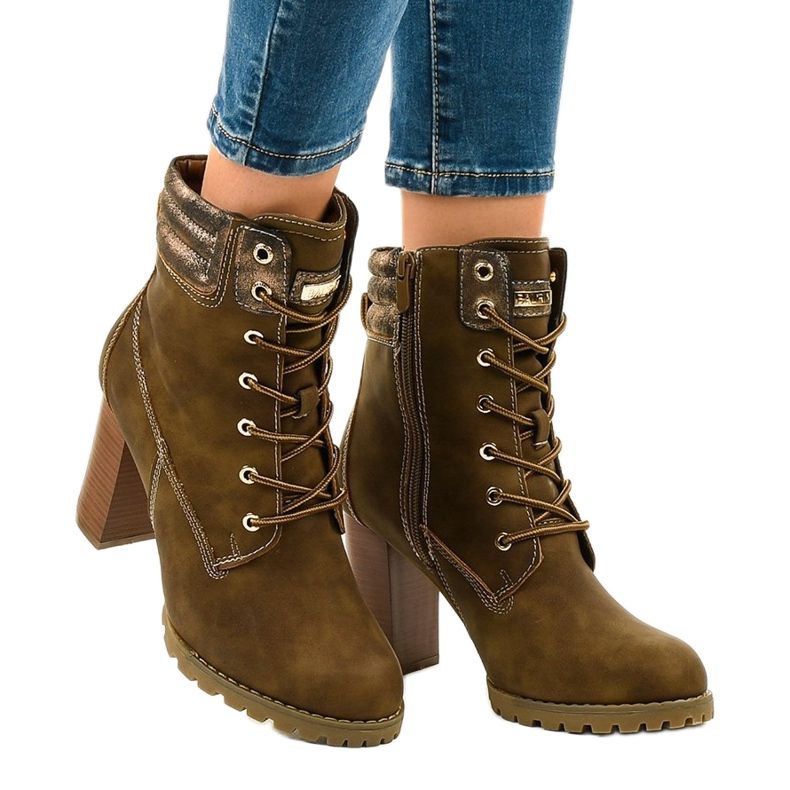 Bottes hautes vertes sur le poteau 878-GA 1