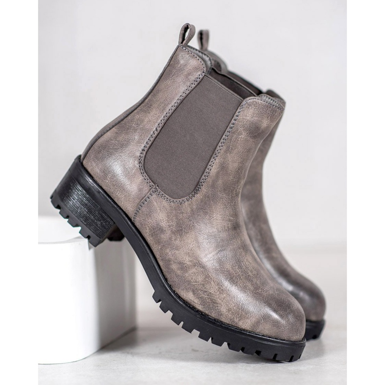 Jennika Bottes sur la plate-forme gris 1 Jennika Bottes sur la plate-forme gris 1