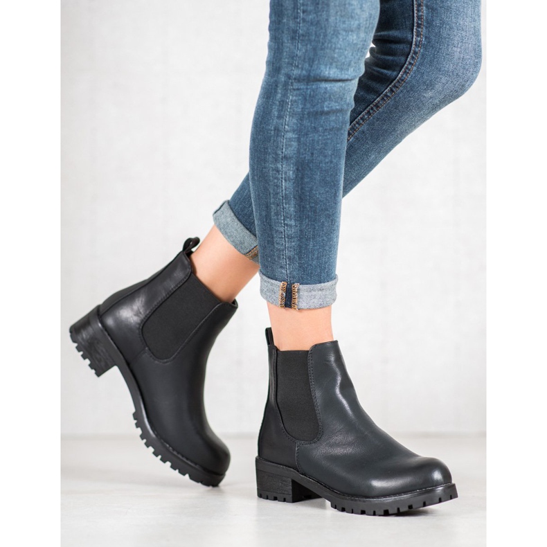 Jennika Bottes sur la plate-forme noir 2