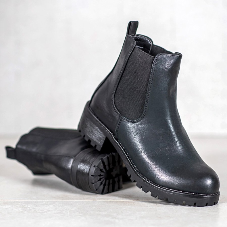 Jennika Bottes sur la plate-forme noir 1