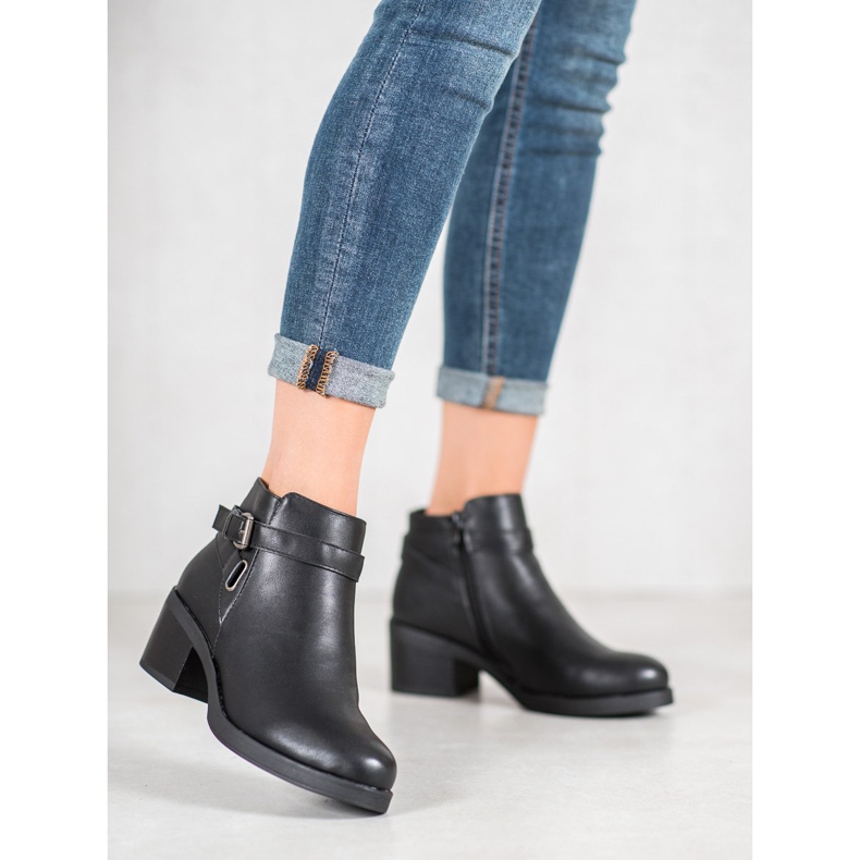 Anesia Paris Bottes sur un poteau noir 1