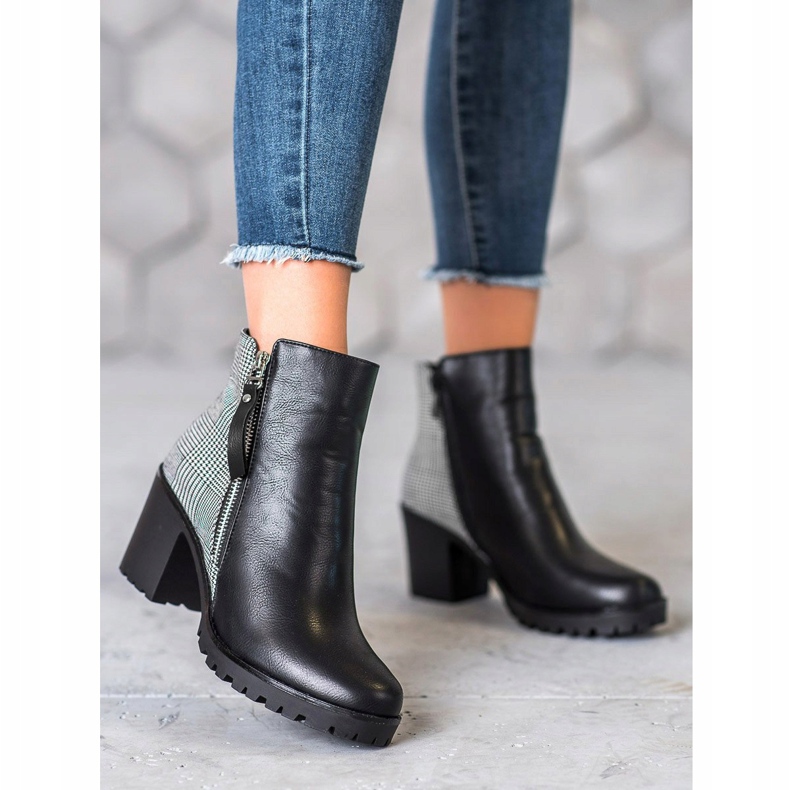 Filippo Bottes sur un poteau noir 2