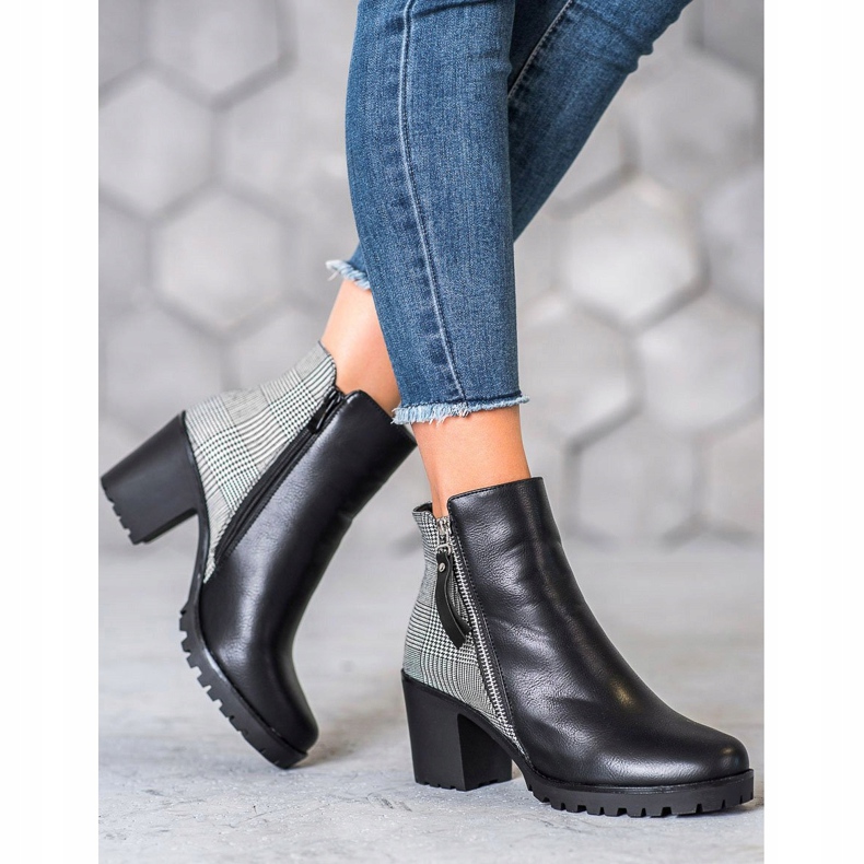 Filippo Bottes sur un poteau noir 1