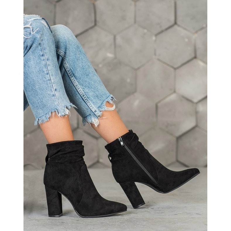 Ideal Shoes Bottines en daim sur un bar le noir 1