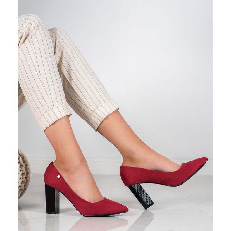 Goodin Escarpins en daim sur un pilier rouge 1