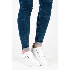 Baskets à la mode sur la reliure blanche 7