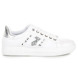 Baskets à la mode sur la reliure blanche 2