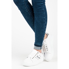 Baskets à la mode sur la reliure blanche 1