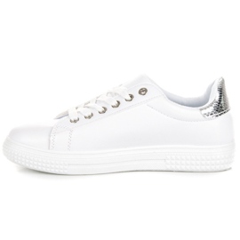 Baskets à la mode sur la reliure blanche 4