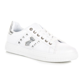 Baskets à la mode sur la reliure blanche 3