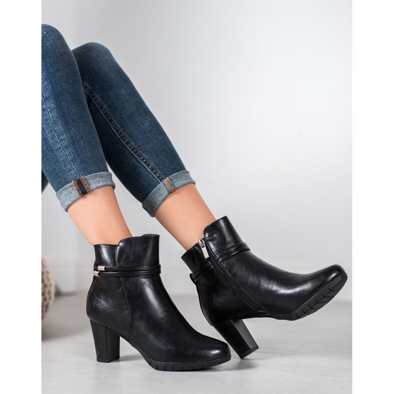 Bottes classiques sur un poteau noir 1