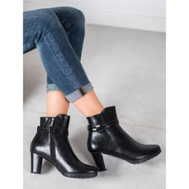 Bottes classiques sur un poteau le noir 2