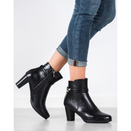 Bottes classiques sur un poteau le noir 3