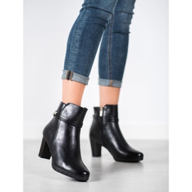 Bottes classiques sur un poteau le noir 4