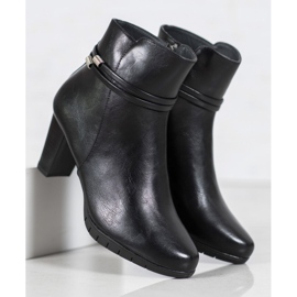 Bottes classiques sur un poteau le noir 5