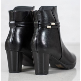 Bottes classiques sur un poteau le noir 6