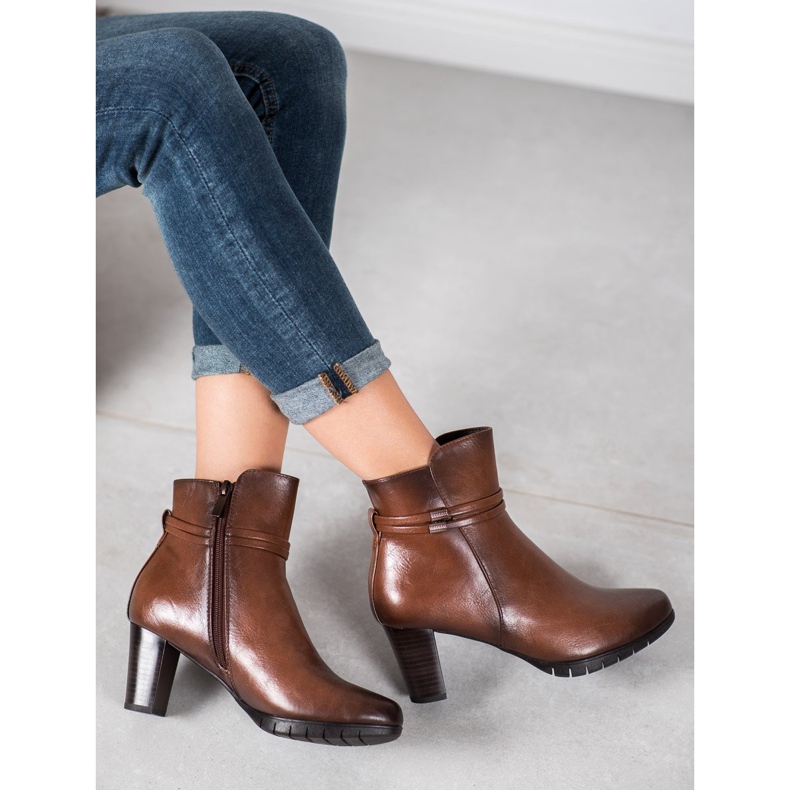 Bottes classiques sur un poteau brun 1